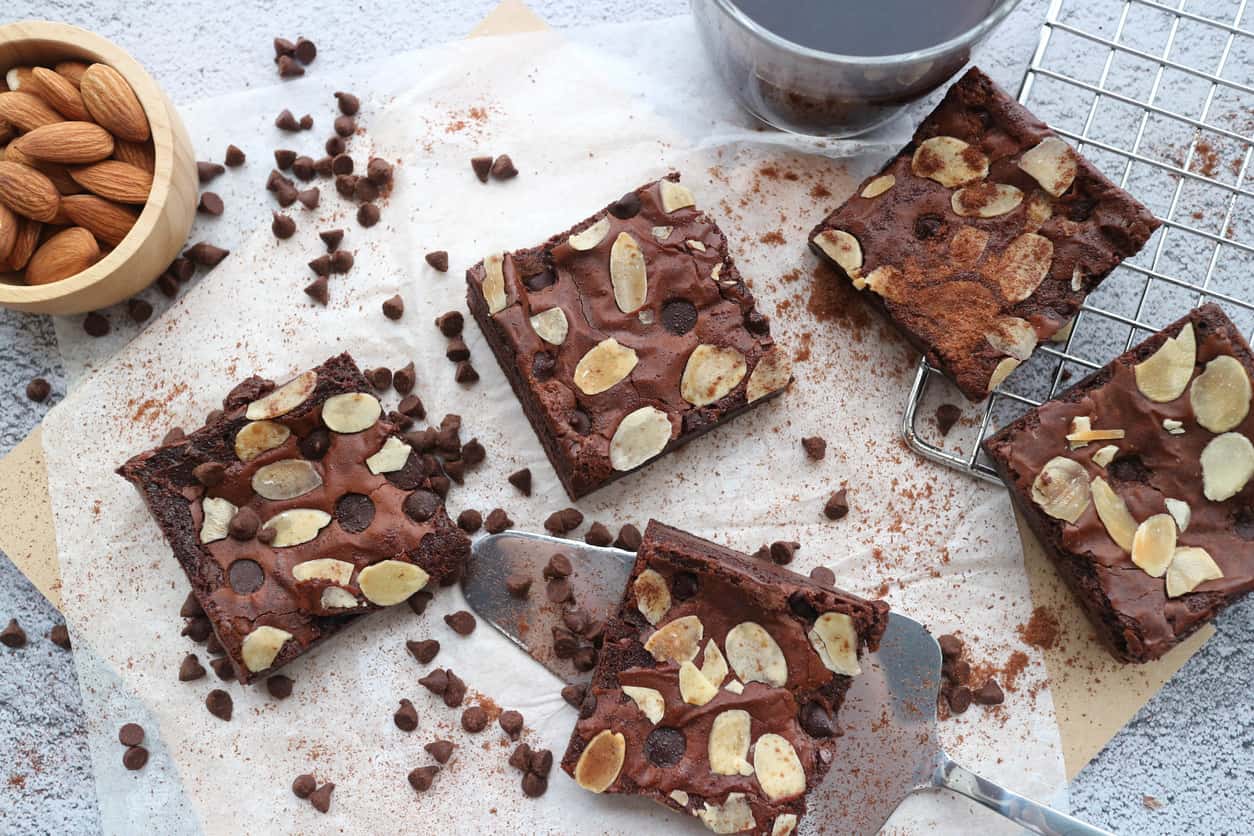 Jak przygotować mocno czekoladowe brownie z prażonymi migdałami?