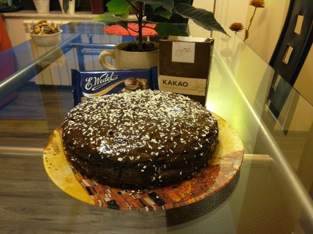 Tort mooocnooo czekoladowy z konfiguracji z czarnej porzeczki.