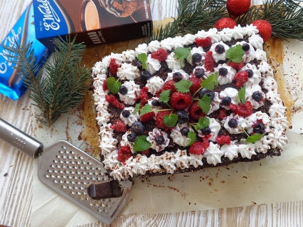 Ciasto bananowo-daktylowe z kokosową bitą śmietaną