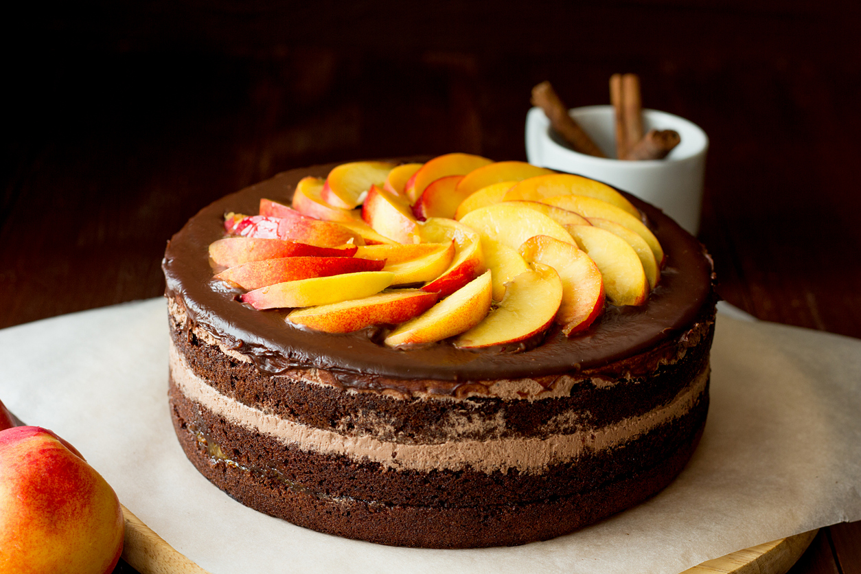 Tort czekoladowy z brzoskwiniami